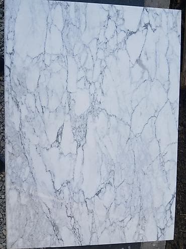 Qapılar və aksessuarlar: Ağ mərmər plitə – klassik “Carrara” üslubunda, ağ fon üzərində — 1