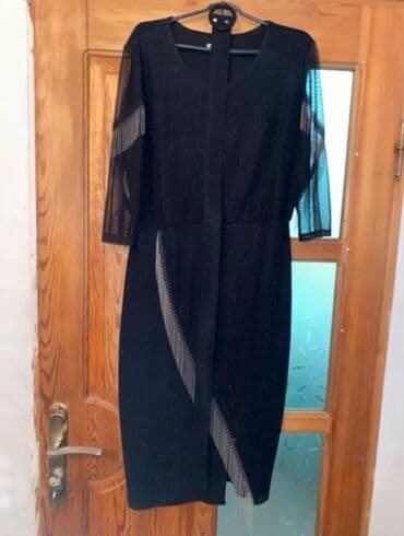 Qara rəngdə zərif qadın geyimi – midi uzunluqda paltar. - Parıltılı