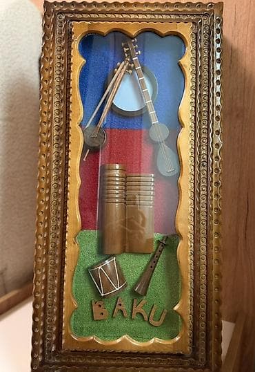 Ağacdan hazırlanmış, ikitərəfli dama/nərd dəsti və vitrinli suvenir