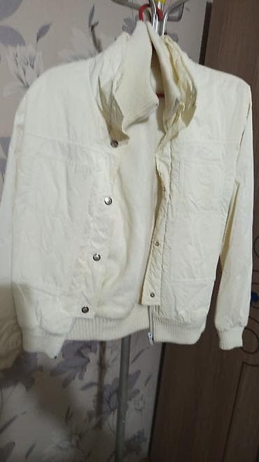 Ağ rəngli gödəkçə qızlar üçün - Model: qısa kəsim, bomber stilində Raz