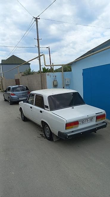 teker barter: Lada 2107, ağ rəng, sedan kuzov. Texniki xüsusiyyətlər və təchizat: - — 4