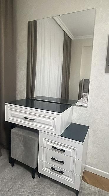 uz qas stolu: Ağ rəngdə makiyaj/tuvalet masası dəsti - Geniş kvadrat güzgü – bütün — 1