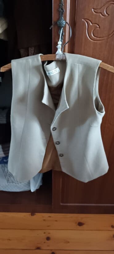 yun jaketlər: 1-JİLET raz- M -2 AZN2-JILET raz- M -4 AZN3-KOFTA -38 -4 AZN hec — 2