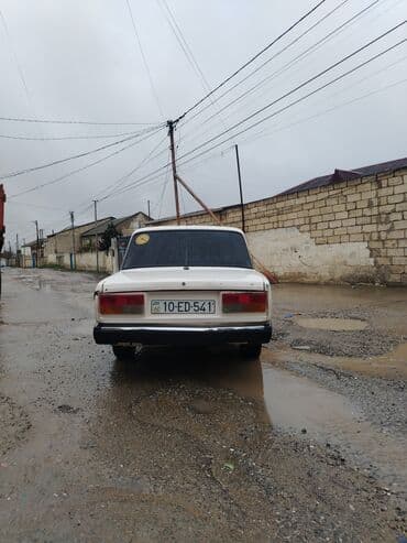 niva 4 qapili: VAZ 2107, ağ rəng, sedan gövdə. Texniki xüsusiyyətlər və təchizat: - — 5