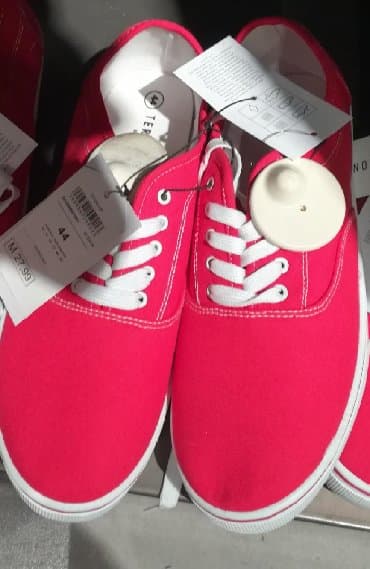 42-43 razmer geyinene olur. 1 dəfə geyinilib. razmeri böyük oldu deyə