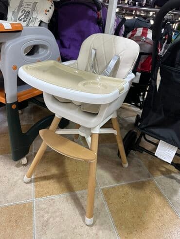 Ağ rəngli, taxta ayaqlı uşaq oturacağı. Oturacağın yüngül bej rəngli