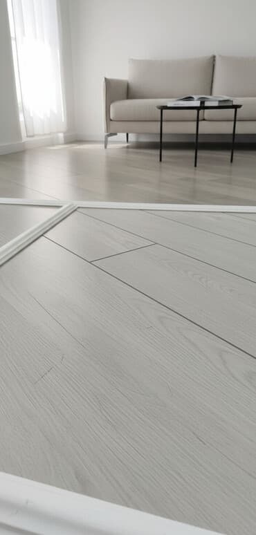 Ağac teksturasına malik, boz rəngli laminat döşəmə örtüyü. Diagonal