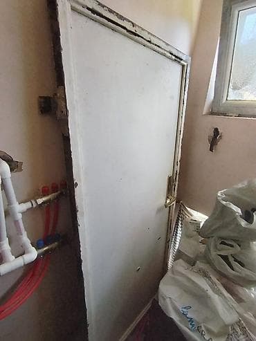 Ağ rəngdə qapı, üzərində qızılı rəngdə qulp mövcuddur. Qapı müxtəlif