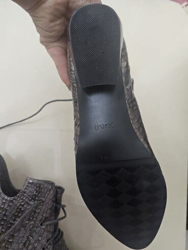 Mərmər effektli PVC panellər: Qadın ayaqqabısı – bağlamalı, qısa ətəkli bot tipli model - Rəng — 2