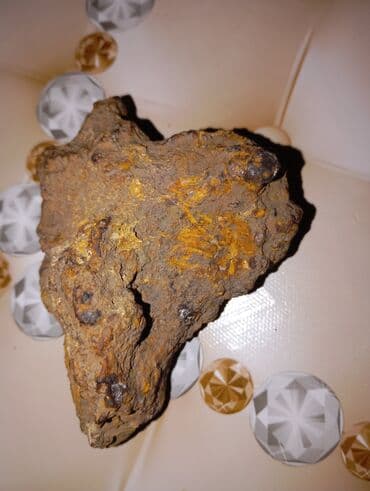 Elektrik malları: Metroit daşı - Görünüş: Qəhvəyi, pas rəngli və sarımtıl tonlarla — 2