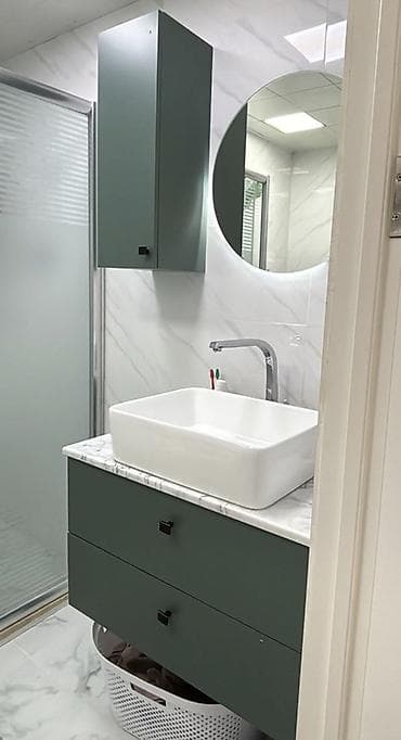 divar saatı: Müasir vanna otağı mebeli dəsti - Üst panel: mermer naxışlı səth - — 1