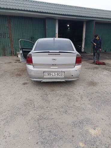 Avtomobil alışı: Model: Sedan, gümüşü rəng Kuzov: 4 qapılı, arxa şüşələr — 4