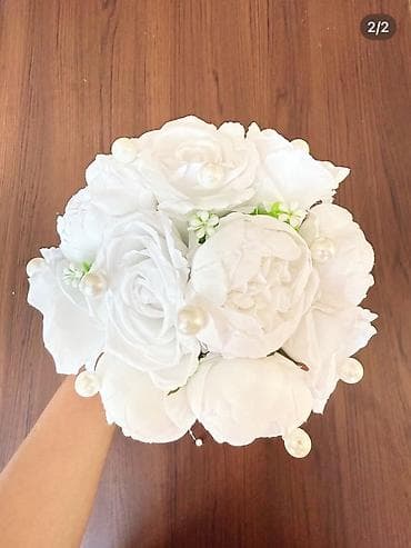 Ağ rəngli gəlin buketi – zərif süni çiçəklərdən hazırlanıb. Çatdırılma