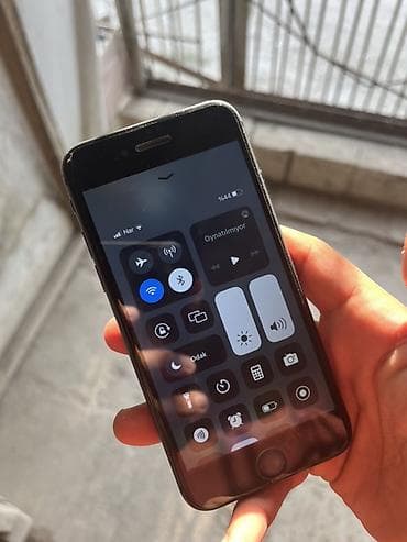 tv bu 2: IPhone SE, Qara, Barmaq izi — 3