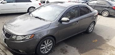 Kia: Kia Cerato sedan – boz rəng, şəhər və magistral üçün rahat və — 2