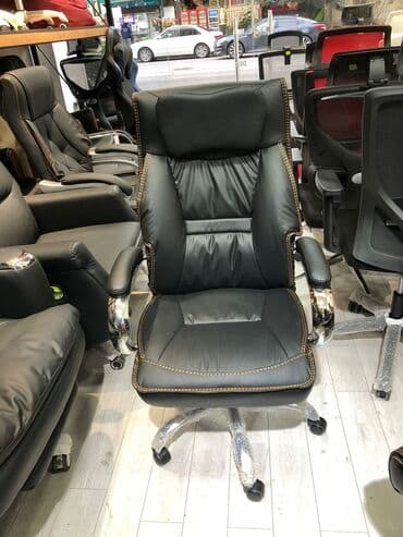 офисные кресла: Новый, С колесиками, Рукояти не регулируются, Кожа — 4