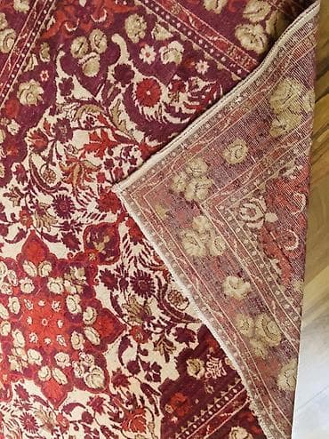 qedimi pullarin alinmasi: Qırmızı-bənövşəyi tonlarda klassik naxışlı xalça - Dizayn: Mərkəzdə — 2