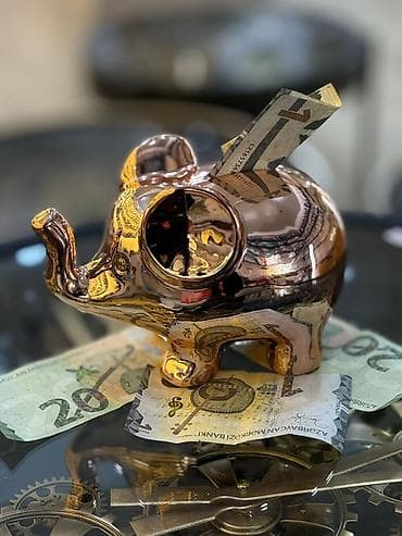 Avadanlığın icarəsi: Metallik parıltılı fil formalı pul yığan qutu (kassafon) - Material — 2