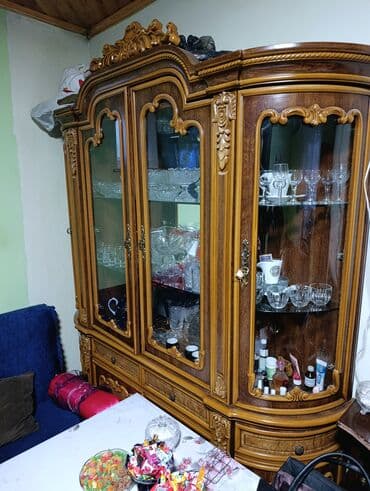 Mebel dəsti satılır Tərkibi: - Klassik vitrin-bufet: oyma dekorlu