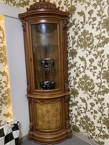 Rəf vitrinləri: Şüşəli dolab vitrini — 1