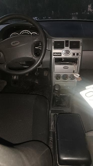 sukan satisi: Ağ rəngli 4 qapılı sedan/hb (Lada Priora tipli). - Kuzov: ağ, arxa və — 2