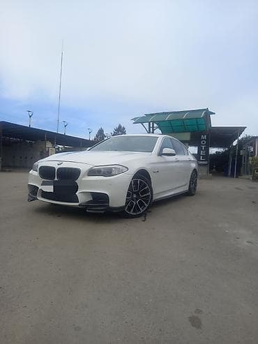 maşın nol altı: BMW 5 Series sedan (F10) – ağ rəng, M‑paket üslublu eksteryer. masin — 10