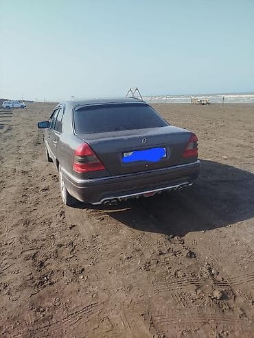 atego mercedes: Mercedes-Benz sedan (C‑sinfi, W202 kuzov) Xüsusiyyətlər: - Kuzov: 4 — 4