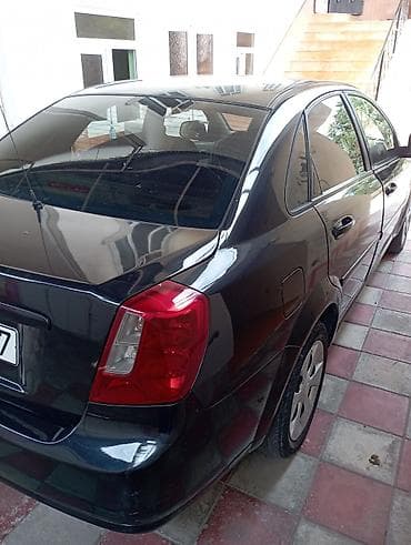 Sedan avtomobil – qara rəng, 4 qapı, arxa ötürücülü. Nömrə: 77-HN-817