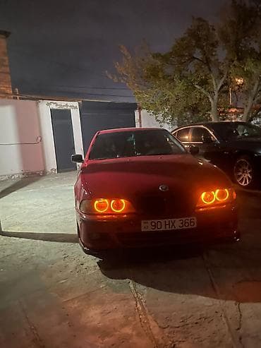 BMW 5 Series sedan (E39) – qırmızı rəngdə, 4 qapılı. Xüsusiyyətlər və