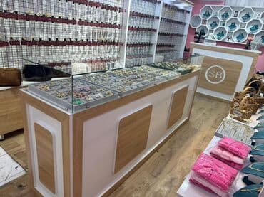 qizilin qramin qiymeti: Satılır; yalnız mebellər içindəki setkalar və qarmaqlar. Vitrində olan — 6