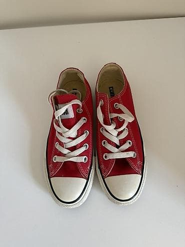 Məhsul: Converse klassik krossovkalar (low-top) - Rəng: qırmızı -