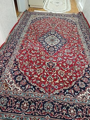 Əl naxışlı klassik İran xalçası - Üslub: Şərq motivli, mərkəzdə lalafo.az -da Əl naxışlı klassik İran xalçası - Üslub: Şərq motivli, mərkəzdə