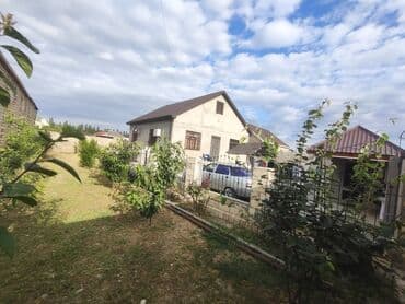 yevlaxda ev elanlari: Torpaq sahəsində yerləşən, yaşayış üçün yararlı ev satılır. Evin — 5