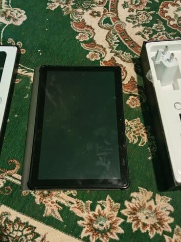 Planşet - Ekran: təxminən 10 düym toxunmatik ekran, geniş çərçivəli