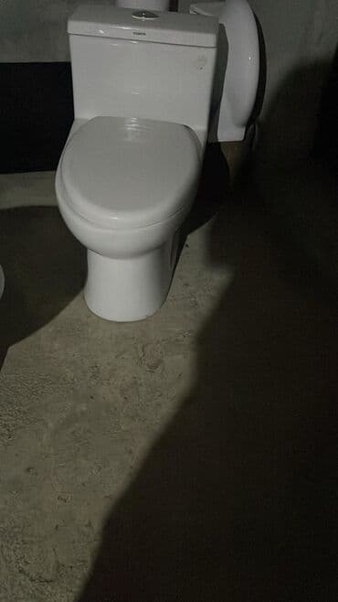 divar sticker: Şüşə kölgəli, şirli metal əsaslı, dekorativ qızılı detallı bir divar — 17