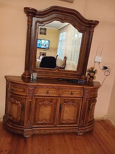 Qorka dəst Tərkib: - Böyük konsol və iri güzgü - Bucaqlı vitrin (şüşə