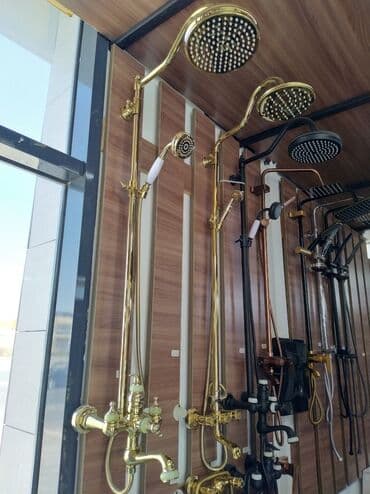 смеситель для душа купить в баку: Banyolar üçün nəzərdə tutulmuş qızılı rəngli duş sistemi. Bu sistem — 1