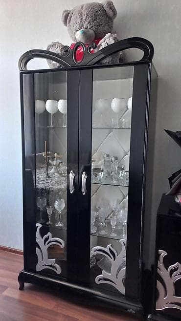 televizor stend: Qonaq otağı üçün klassik üslubda mebel dəsti Tərkibi: - 2 ədəd vitrin — 2