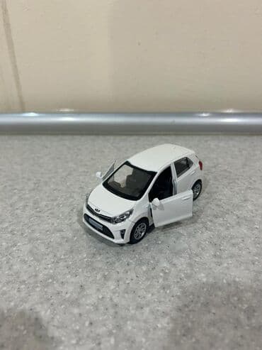 modelka masin satisi: Ağ rəngli sedan oyuncaq maşın modeli - Material: möhkəm plastik — 9