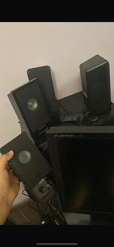 stol ustu komputerler: Salam evvala 3 boyuk kalonka 4 dene balaca kalonka herşeyi usdunde — 5