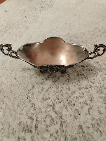 Gümüş rəngli dekorativ qab – üzüm naxışlı, ayaqlı və iki tutacaqlı. -