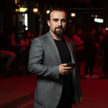 Müğənniyəm canlı ifa edirəm.Ailəvi restorana daimi iş yeri