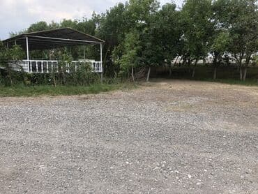 bağ evinde qalmaga aile axtarilir 2022: Ağ rəngdə, geniş sahəyə malik, bir mərtəbəli bina. Bina müxtəlif — 4