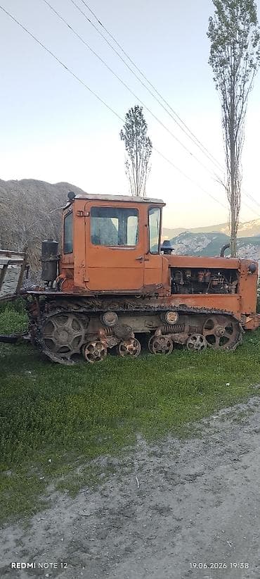 maşın sukanları: DT-75 tırtıllı traktor - Tırtıllı yürüş sistemi: geniş tırtıl — 3