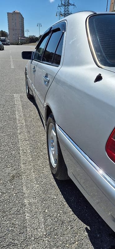 Mercedes-Benz C 230: 2.2 l | 1995 il Sedan — 9