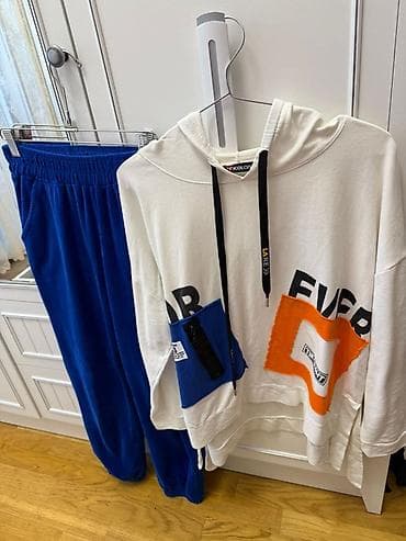 Пальто: Unisex iki hissəli idman dəsti - Üst: ağ rəngli kapüşonlu svitşot — 1