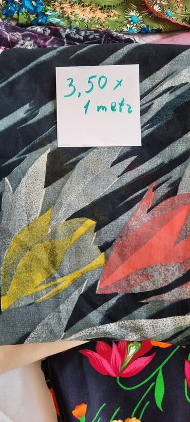 atlas parça qiyməti: Qarışıq şifon5azn
Yaşıl güllü 8azn
Gül qurusu 7 azn.
Bej 20 azn — 3