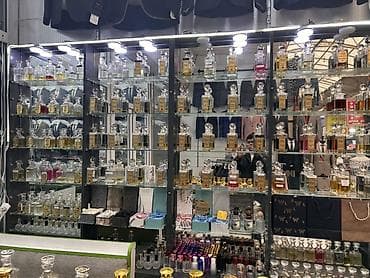 Ətir Kupsinleri ve vitrin satilir tek tekde satilir. Yer baglanir