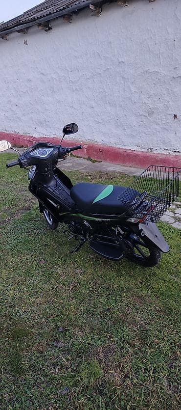 Qazla işləyən skuter/moped - Kuzov: qara rəng, yaşıl zolaqlı dizayn -