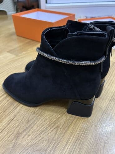 Çəkmələr: Qadın botları – qara rəng, zərif dizayn - Model: qısa qol­lu, yan — 2